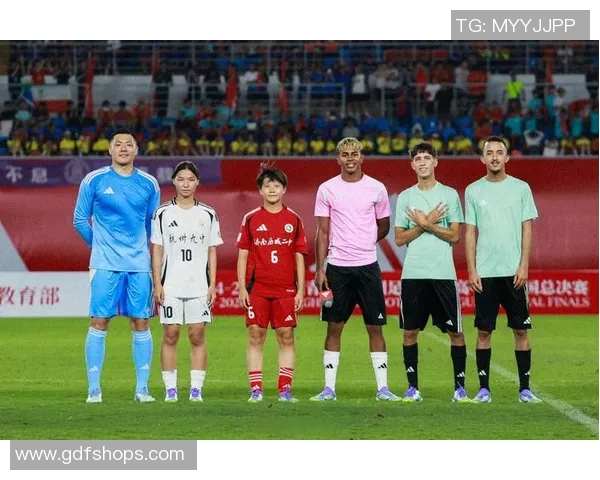 男人心中的足球偶像与他们的热爱之旅